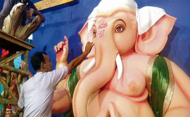 पंडालों में विराजे गणपति, प्राणप्रतिष्ठा आज, दानापुर में बांसुरी बजाते दिखेंगे गणेश