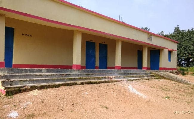 रमकंडा : मनमाने समय से खुलता है प्राथमिक विद्यालय, MDM में बच्चों को मिलता है आधा अंडा