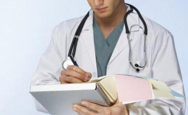 Doctor बनने के लिए अंग्रेजी की अनिवार्यता खत्म, हिंदी या हिंग्लिश भी चलेगी