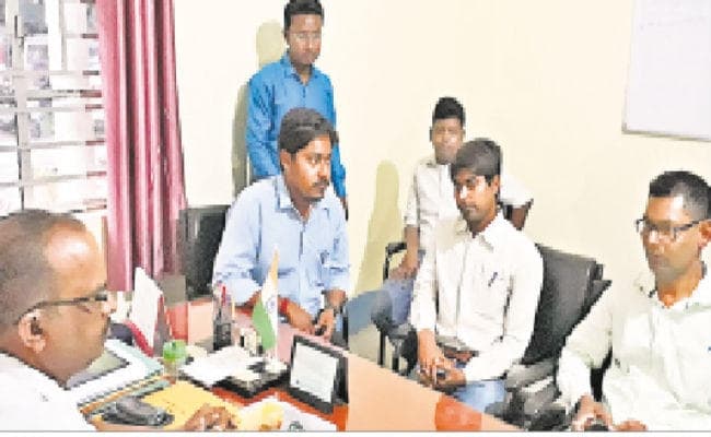 सिमडेगा : पूर्व विधायक नियेल तिर्की ने जेई को पीटा