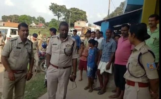 जामताड़ा : बैंक लूट के बाद जायजा लेने पहुंचे डीआईजी राजकुमार, 5 अपराधियों ने दिया घटना को अंजाम