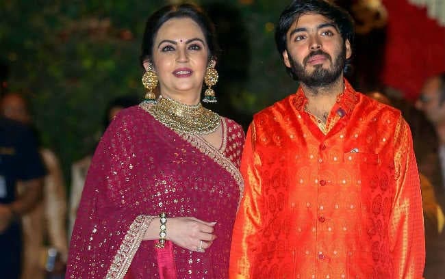 IN PICS: गणेश चतुर्थी पर अंबानी के घर लगा सितारों का मेला