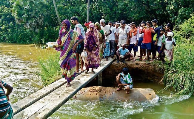 भागलपुर : लगातार बढ़ रहे जल स्तर के कारण अकबरनगर-किसनपुर सड़क बही