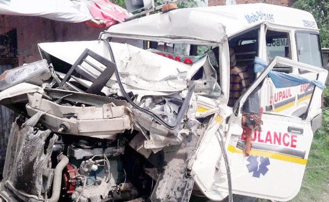 सुपौल : मरीज को पटना ले जा रही एंबुलेन्स ने दरभंगा में खड़े ट्रक में मारी टक्कर, दो लोगों की मौत, चार घायल