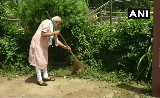 VIDEO: ''स्वच्छता ही सेवा अभियान'' : अचानक PM MODI पहुंचे आंबेडकर स्कूल, लगाया झाड़ू