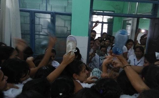 डॉक्टर ने नर्स से की छेड़खानी, जूतों-चप्पलों से हुई पिटाई