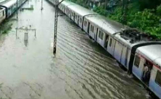 जलजमाव के चलते डेमू ट्रेन रद