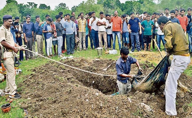 रांची : ....जब पुलिस के समक्ष हत्या के आरोपी पति ने ही खोदी कब्र, निकाला पत्नी का शव