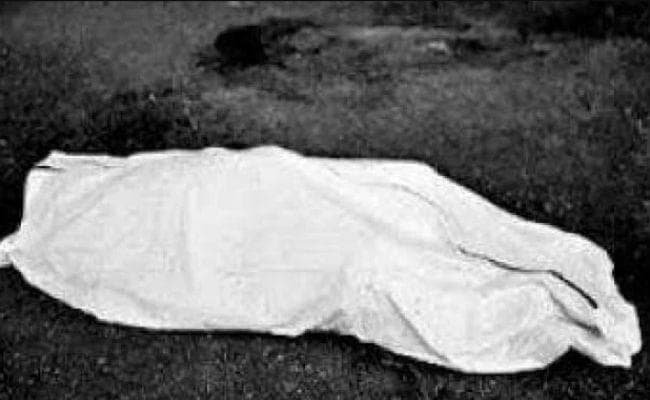 जमशेदपुर : हत्या के बाद पांच दिन से सड़क पर पड़ा है शव, दो आरोपियों को ग्रामीणों ने बांध कर रखा है