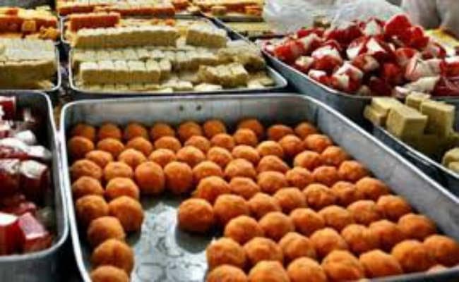 फूड इंस्पेक्टर गयीं छुट्टी पर, शहर में मिठाइयों की जांच भगवान भरोसे