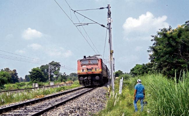 ...जब ट्रेन की बोगी से टकराने लगा विद्युत पोल, शॉर्ट सर्किट से निकलने लगी चिनगारी, बर्निंग ट्रेन होने से बची लखनऊ-बरौनी