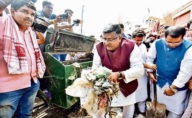 ‘स्वच्छता ही सेवा’ अभियान : मंत्री और डीएम ने लगायी झाड़ू, की सफाई, लोगों को किया जागरूक