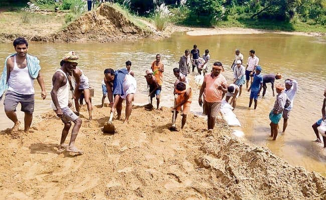 मखदुमपुर : श्रमदान से बांधा मंझोस-नारायणपुर बांध