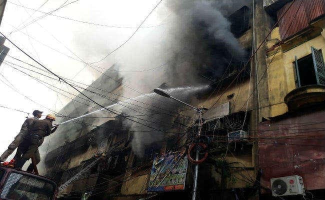 24 घंटे बाद भी धधक रहा बागड़ी मार्केट, 400 दुकानें खाक, आग बुझाने में 48 घंटे का समय लग सकता है