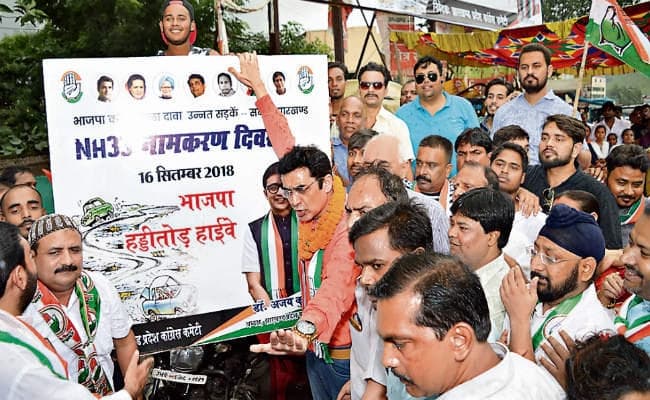 जमशेदपुर : कांग्रेसियों ने एनएच-33 पर लगाया ‘भाजपा हड्डी तोड़ हाइवे’ का बोर्ड, मांगा जवाब