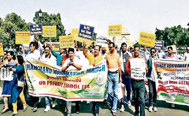 दिल्ली में झारखंड के अभिभावकों ने मांगों के समर्थन में निकाला मार्च