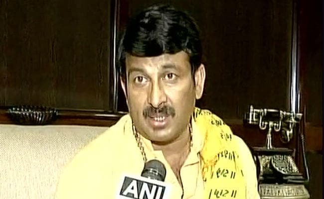 भाजपा सांसद मनोज तिवारी ने सील हुए घर का तोड़ा ताला, मचा बवाल