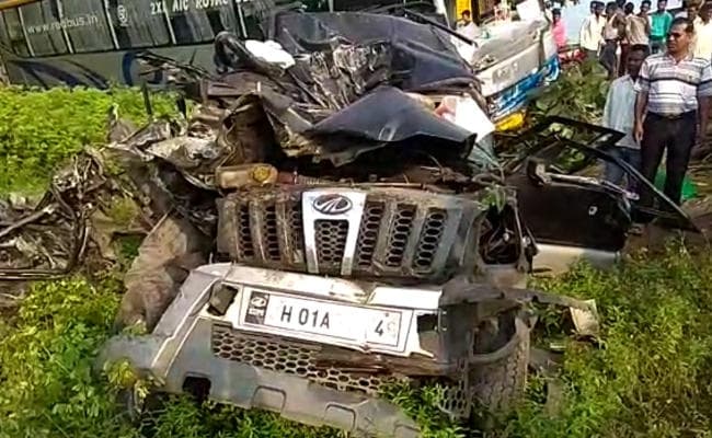 झारखंड : टक्कर मारने के बाद 20 फीट तक घसीटा और उसके बाद स्कॉर्पियो पर चढ़ गयी बस, दो की मौत