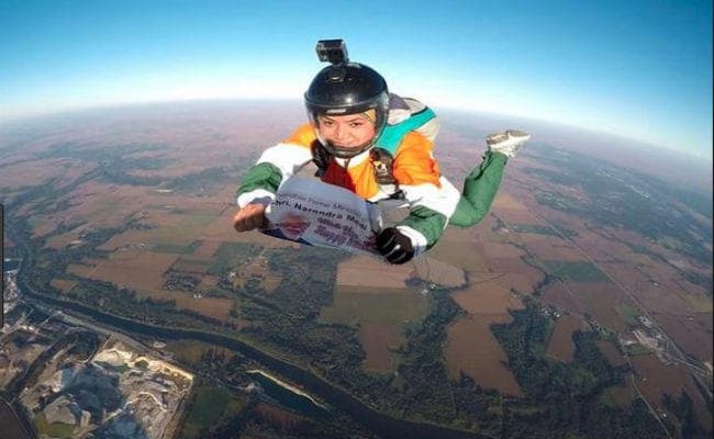 PM Modi को जन्मदिन की बधाई देने के लिए इस महिला ने लगायी 13,000 फीट की ऊंचाई से छलांग