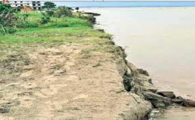 बाढ़ के बाद अब महामारी व कटाव का खतरा