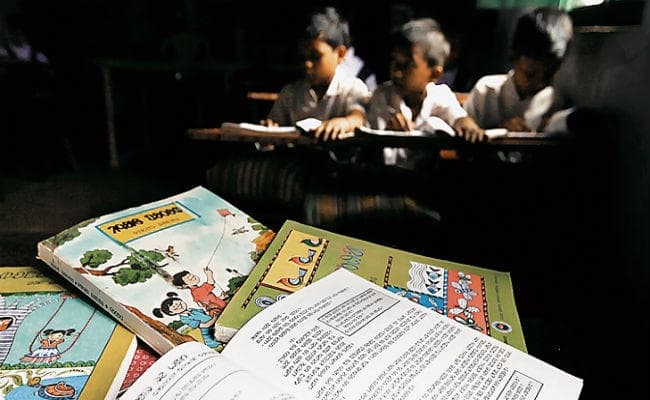 झारखंड में मॉडल स्कूलों का हाल- शिक्षकों की कमी, दाखिला भी कम, किताबें भी नहीं मिल रहीं झारखंड में मॉडल स्कूलों का हाल- शिक्षकों की कमी, दाखिला भी कम, किताबें भी नहीं मिल रहीं