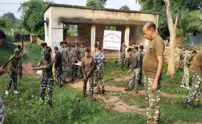 सिमडेगा : G 94 बटालियन के जवानों ने छेड़ा स्वच्छता अभियान, ग्रामिणों को दे रहे सफाई का मंत्र
