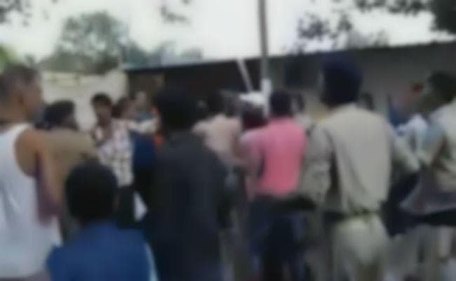 कोडरमा : विसर्जन जुलूस के दौरान दो गुट भिड़े, पथराव में डीएसपी समेत कई जवान घायल, निषेधाज्ञा लागू