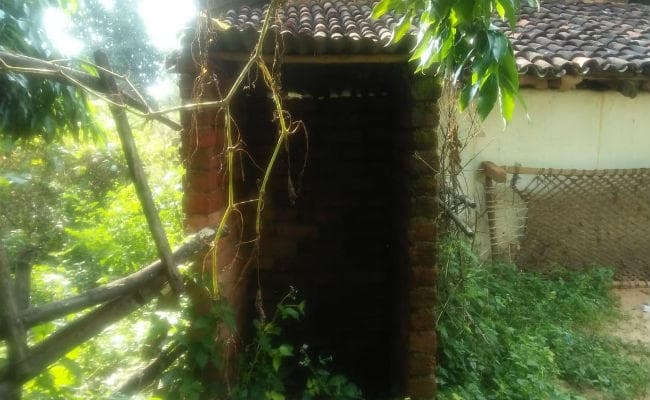 सिमडेगा : 60 से अधिक घरों में शौचालय निर्माण कार्य अधूरा, खुले में शौच करने को विवश ग्रामीण