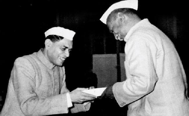 दिनकर ने लड़खड़ाती राजनीति को दिया साहित्य का सहारा