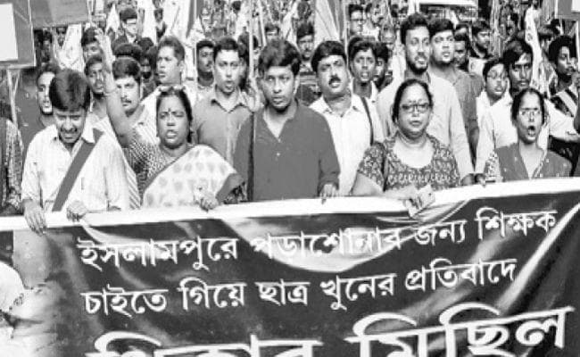 कोलकाता : कोलकाता व जिलों में प्रदर्शन-पथावरोध, इस्लामपुर में दो छात्रों की हत्या के खिलाफ भड़का गुस्सा