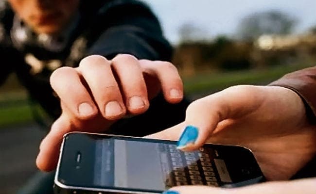 पटना : सड़क पर छीन रहे मोबाइल, पुलिस दर्ज कर रही केवल गुमशुदगी का सनहा