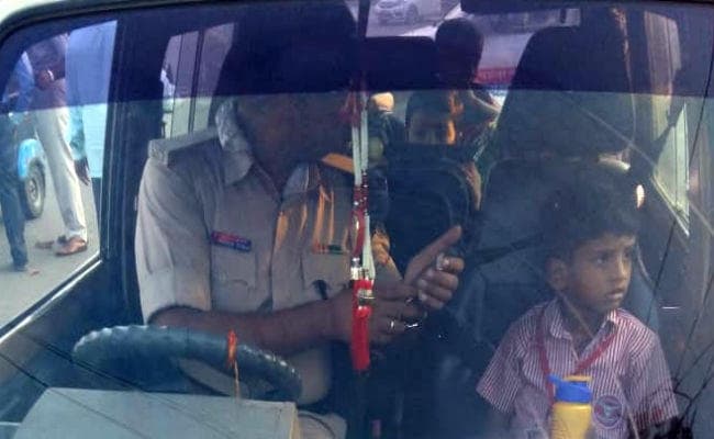 पटना : शराब के नशे में बच्चों को स्कूल ले जा रहा था ड्राइवर, ...जानें कैसे पुलिस ने पकड़ा