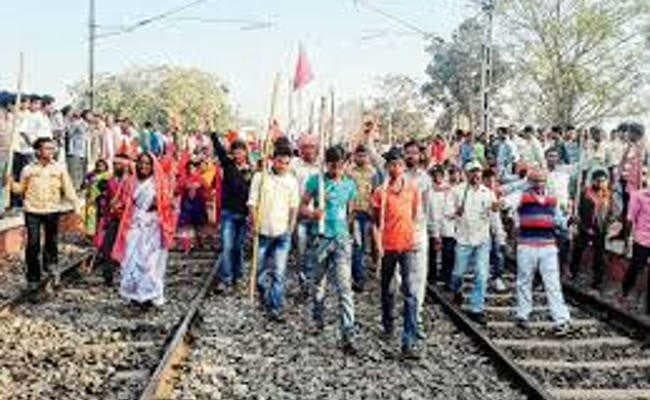 आदिवासियों के प्रदर्शन से रेल-सड़क यातायात बुरी तरह प्रभावित
