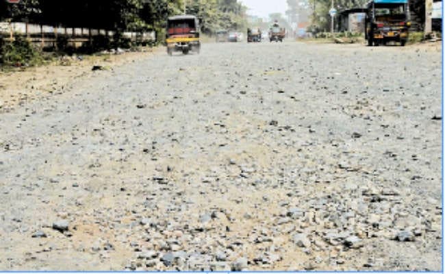 समय खत्म, नहीं बना जेल रोड, नुकीले पत्थर, उड़ते धूल से लोगों की परेशानी बढ़ी