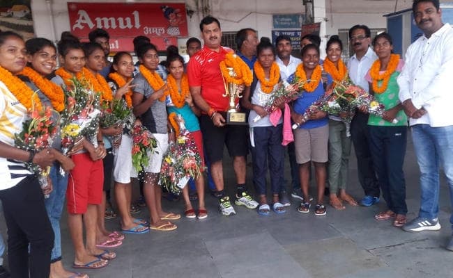 नेशनल हॉकी चैम्पियनशिप : झारखंड ने बेंगलुरु में इतिहास रचा,महिला हॉकी टीम का हटिया स्टेशन पर जोरदार स्वागत