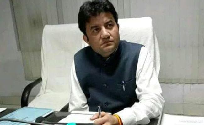 शाहजहांपुर के जिलाधिकारी की अनूठी पेशकश : अच्छा काम करनेवाले को एक दिन के लिए देंगे अपनी कुर्सी