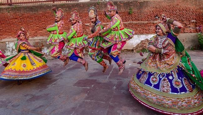 IN PICS : नवरात्रि के पहले गरबा की तैयारी शुरू