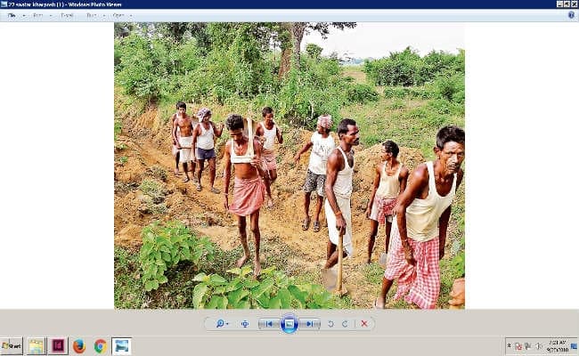 आसमानी मजबूरी, जनप्रतिनिधि की अनसुनी को नहीं बनने दी बाधा, खोद रहे डेढ़ किमी नाला