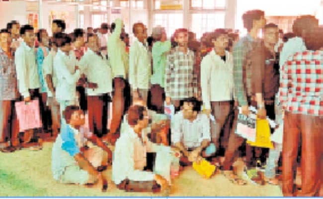 गोल्डेन कार्ड बनवाने को लेकर पीएमसीएच में हंगामा, तोड़फोड़