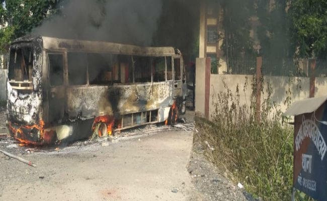 स्नातक परीक्षा का एडमिट कार्ड नहीं मिलने से आक्रोशित छात्रों का कई जगहों पर उग्र प्रदर्शन, फायरिंग