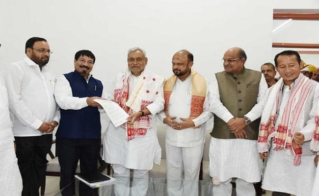 नीतीश से मिला असम गण परिषद का प्रतिनिधिमंडल, असम आने का दिया निमंत्रण
