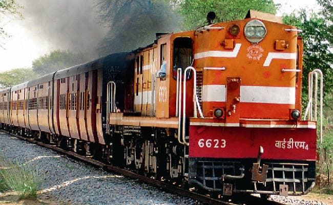 पटना : दो दिनों के बाद पटरी पर आयी ट्रेन