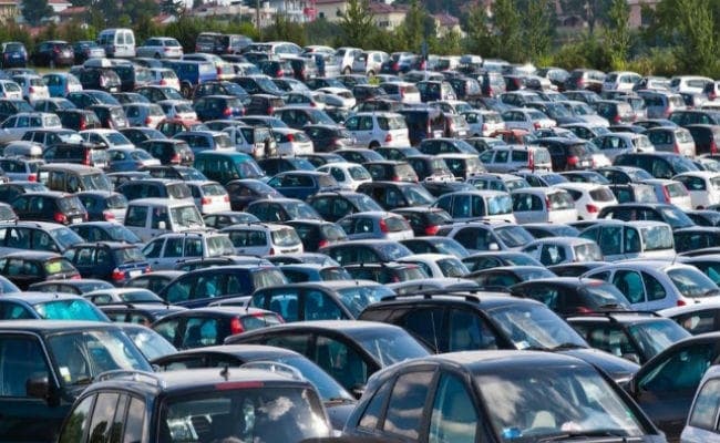 सितंबर में टाटा मोटर्स की 48 फीसदी और होंडा की 37 फीसदी घटी बिक्री