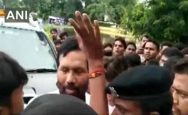 बिहार : बाढ़ पीड़ितों ने हाजीपुर में रामविलास पासवान को घेरा, देखें...VIDEO