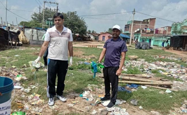 प्रभात खबर इंपैक्ट : डेंगू के कहर के बाद बाजार टांड़ की हुई सफाई, डीसी ने भी उठाया कचरा
