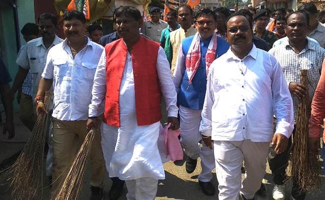 प्लास्टिक मुक्त भारत के लिए गांधी जयंती पर हाथों में झाड़ू लिए सड़क पर पैदल निकले अर्जुन मुंडा