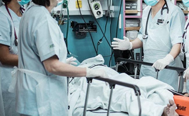 अंतिम सांसें गिन रहे मरीजों से भी पैसे निचोड़ लेते हैं अस्पताल