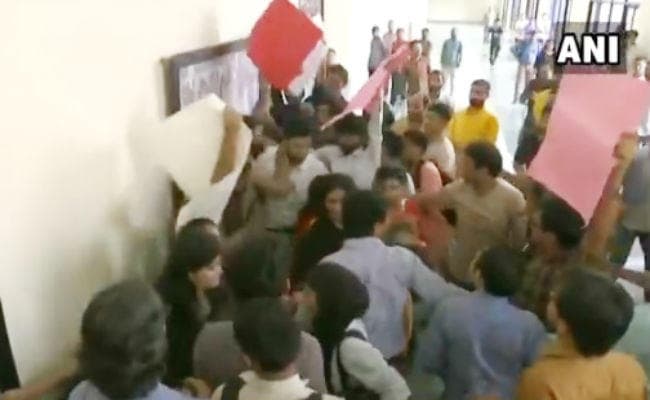 VIDEO : आर्टिकल 370 पर JNU में सेमिनार के दौरान आपस में भिड़े छात्रों के दो गुट