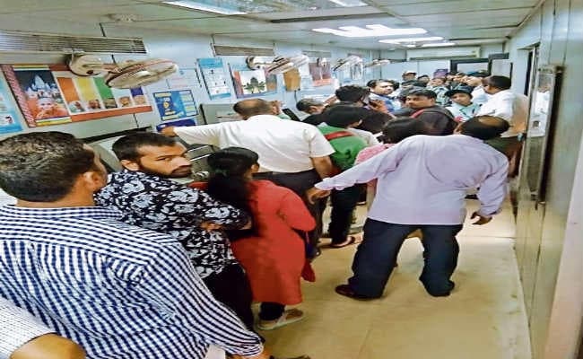 80% एटीएम बंद, त्योहार के समय पैसे को लेकर परेशानी