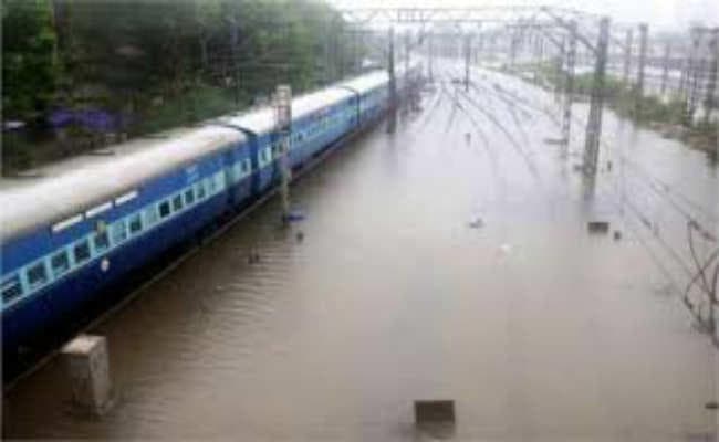 राजगीर-बख्तियारपुर रेलखंड पर चढ़ा बाढ़ का पानी, ट्रेनों का परिचालन रुका, कई के रूट बदले